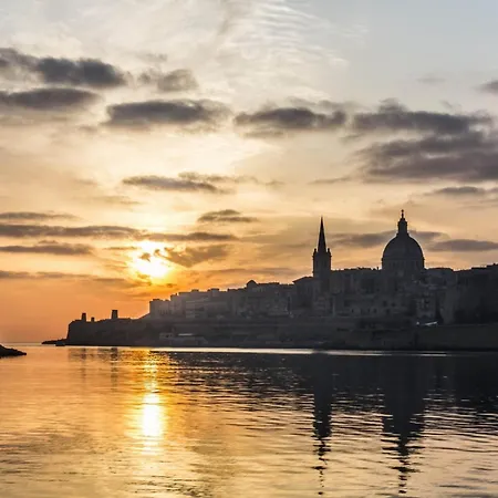 Stylish 1br Townhouse Near Valletta Semesterbostad *